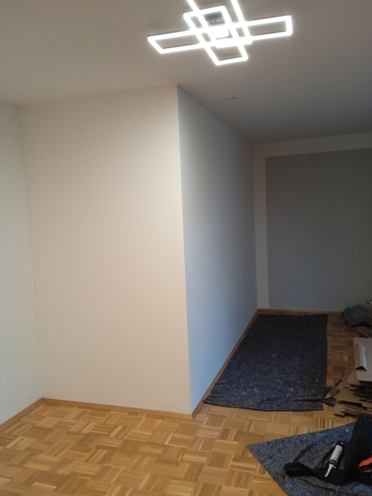 Fertiggestellte und gestrichene Trockenbauwand