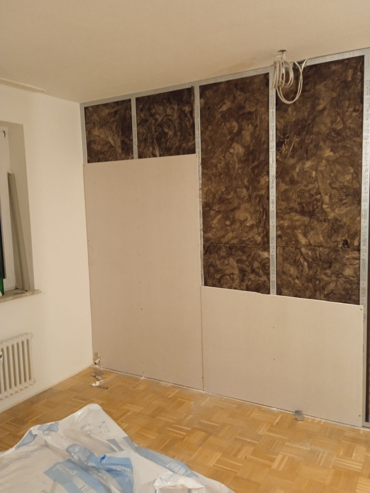 Detailansicht des Trockenbau-Gerüsts am Fenster